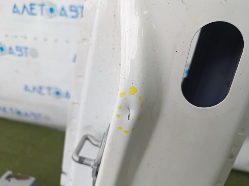 The center left body pillar of the Jeep Compass 17-24 is sawn off, the butt