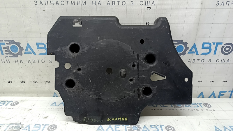 The rear right control arm spring cover for a Volvo XC40 19-22 is worn out.