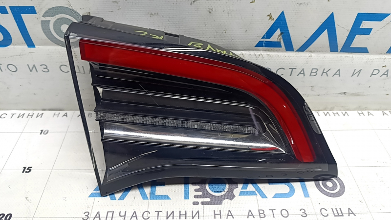 The left inner taillight on the Tesla Model Y 20-25 Type 1 has scratches and is peeling off.