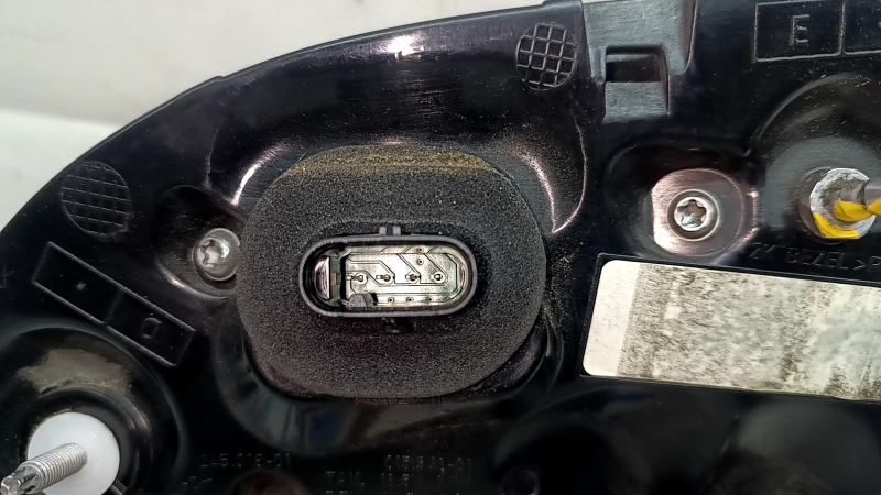 The left inner taillight on the Tesla Model Y 20-25 Type 1 has scratches and is peeling off.