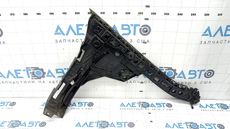 The right rear bumper mount for a Mercedes W213 E 17-20 is broken.