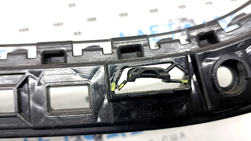 The right rear bumper mount for a Mercedes W213 E 17-20 is broken.