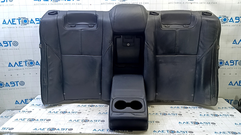 The back of the rear row of seats for Toyota Avalon 13-15 is black leather, with heating.