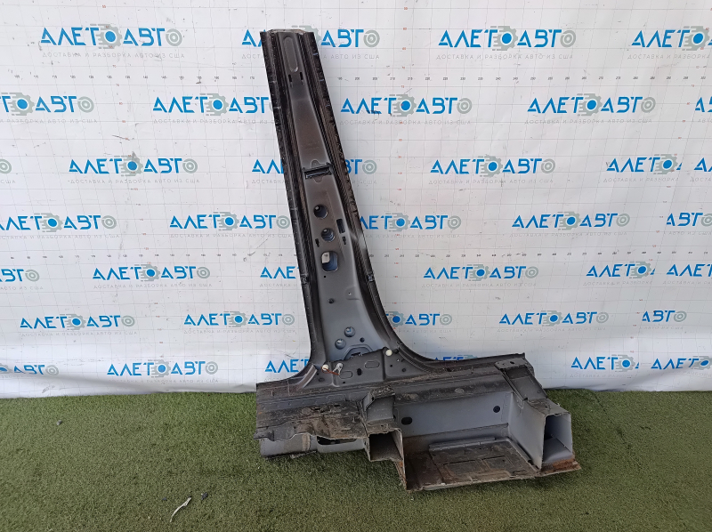 The central left body pillar of the Mercedes W167 GLE 350 450 20-24 is sawn off, butts