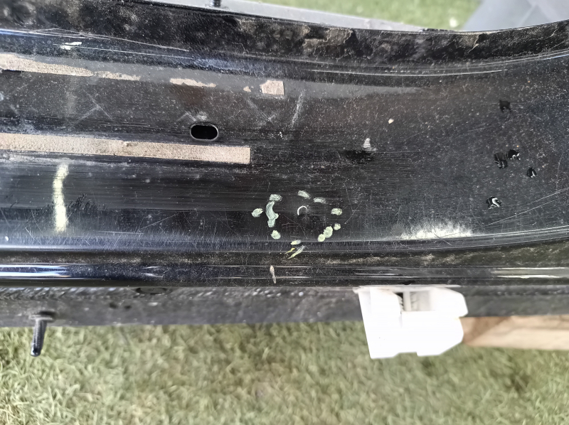The central left body pillar of the Mercedes W167 GLE 350 450 20-24 is sawn off, butts