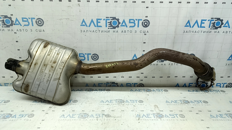 The exhaust pipe, the middle part of the Audi A4 B8 13-16 rest 2.0T, is torn.