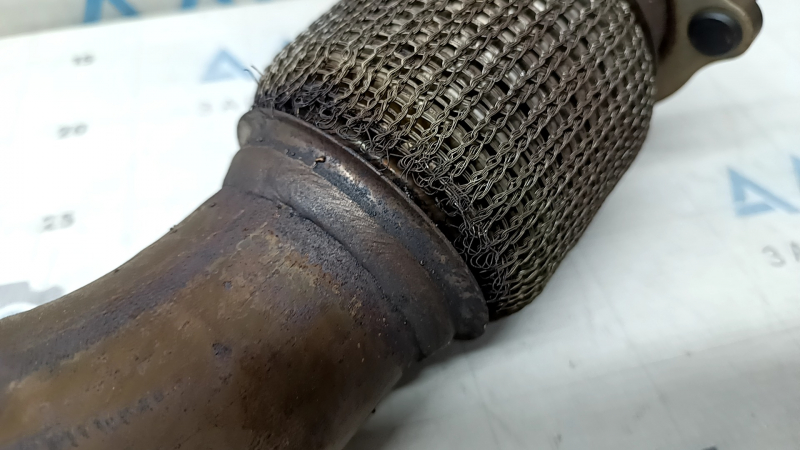 The exhaust pipe, the middle part of the Audi A4 B8 13-16 rest 2.0T, is torn.