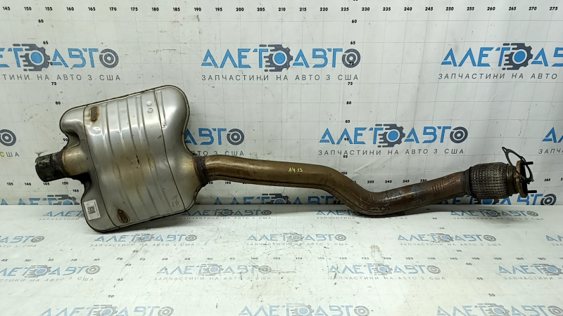 The exhaust pipe, the middle part of the Audi A4 B8 13-16 rest 2.0T, is torn.