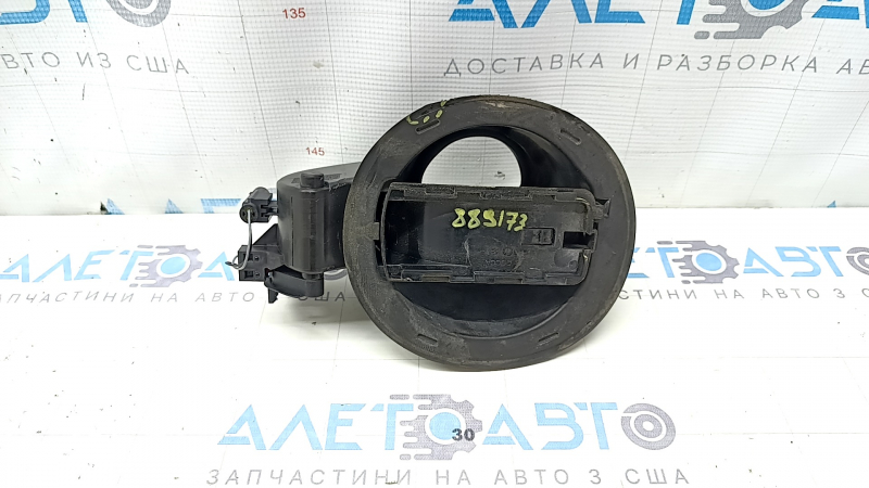 The gas cap housing of a Ford C-max MK2 13-18 has a torn seal.