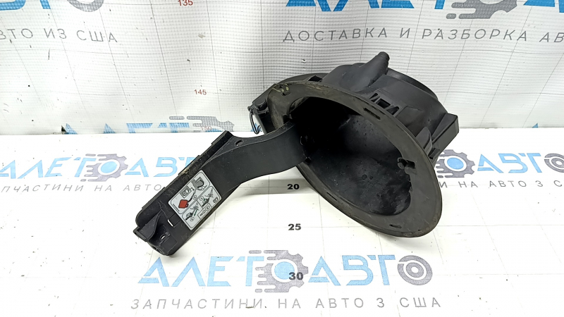 The gas cap housing of a Ford C-max MK2 13-18 has a torn seal.