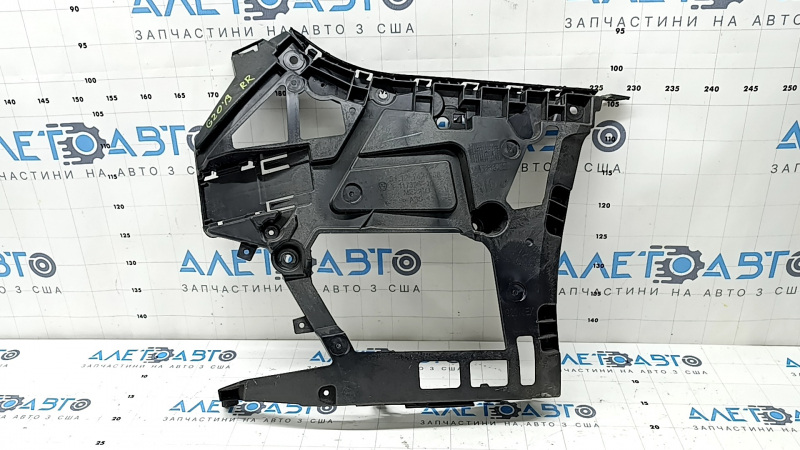 The right rear bumper mount for a BMW 3 G20 19-22 is broken.