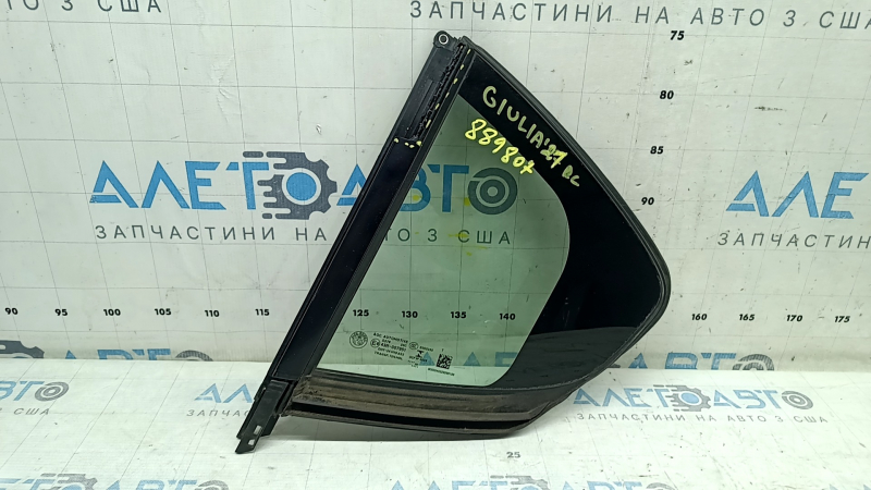The rear left triangle door glass of the Alfa Romeo Giulia 17-25 is missing a fragment of the molding.