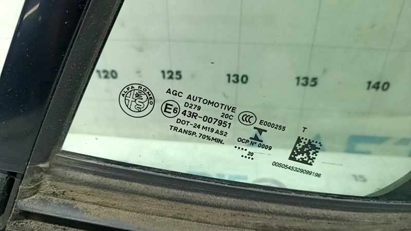 The rear left triangle door glass of the Alfa Romeo Giulia 17-25 is missing a fragment of the molding.