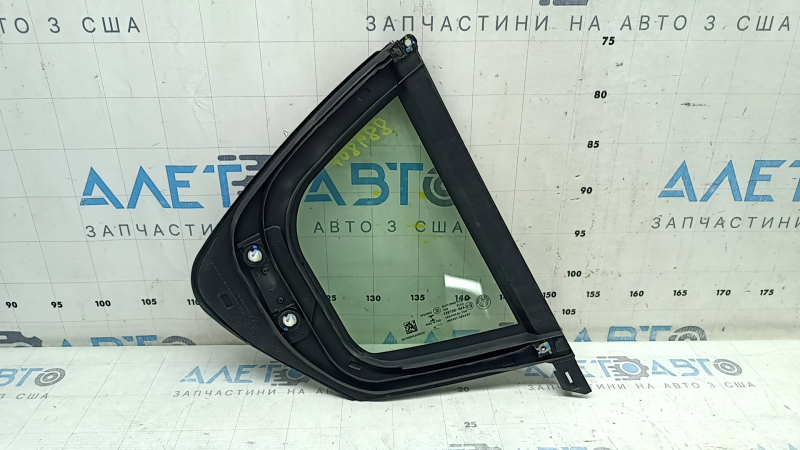 The rear left triangle door glass of the Alfa Romeo Giulia 17-25 is missing a fragment of the molding.