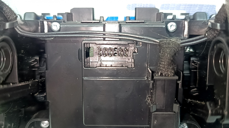 BMW 3 G20 19-23 climate control with heated seats and air ducts, the flap opening is broken