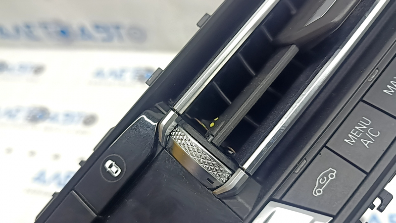 BMW 3 G20 19-23 climate control with heated seats and air ducts, the flap opening is broken