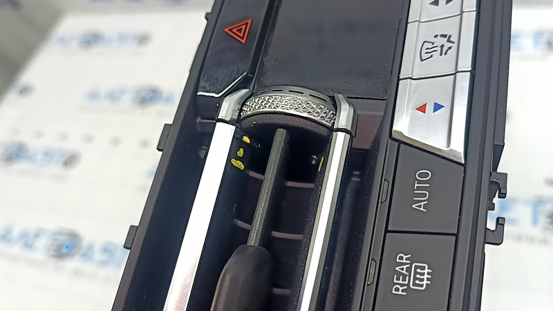 BMW 3 G20 19-23 climate control with heated seats and air ducts, the flap opening is broken