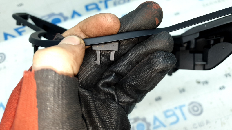 The upper steering wheel cover of the Alfa Romeo Giulia 21-23 has a broken mount.
