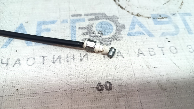 The hood release cable of the Alfa Romeo Giulia 17-25 has a torn casing.