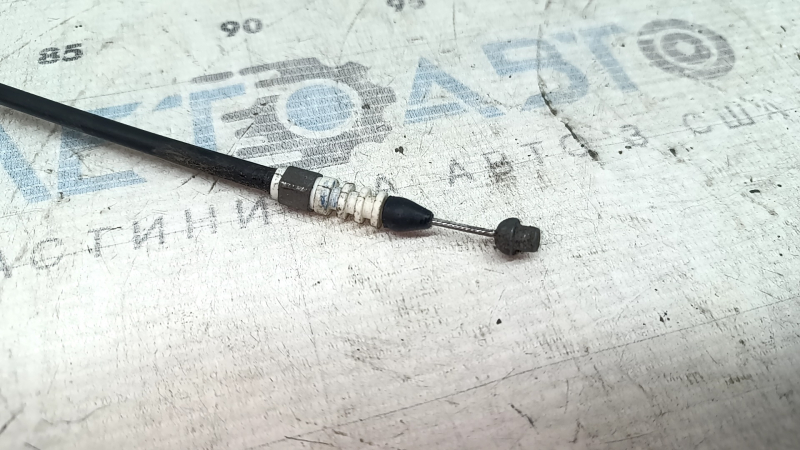 The hood release cable of the Alfa Romeo Giulia 17-25 has a torn casing.