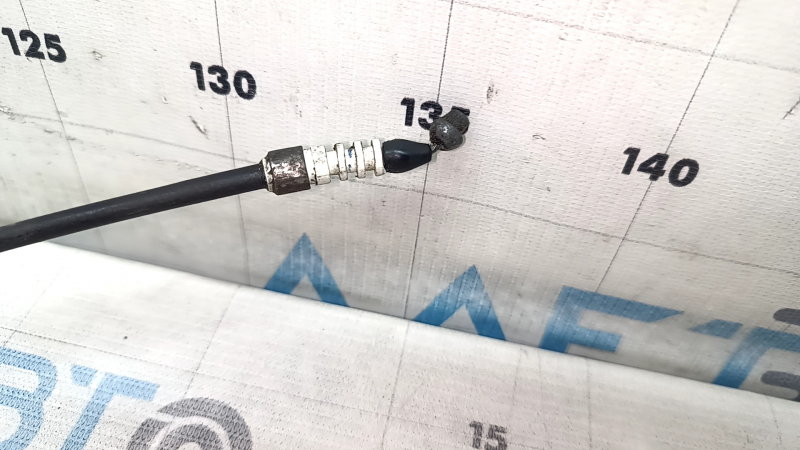 The hood release cable of the Alfa Romeo Giulia 17-25 has a torn casing.
