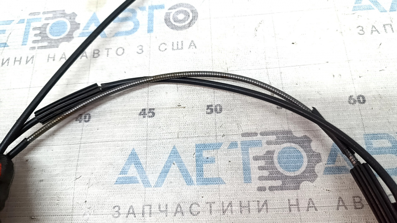 The hood release cable of the Alfa Romeo Giulia 17-25 has a torn casing.