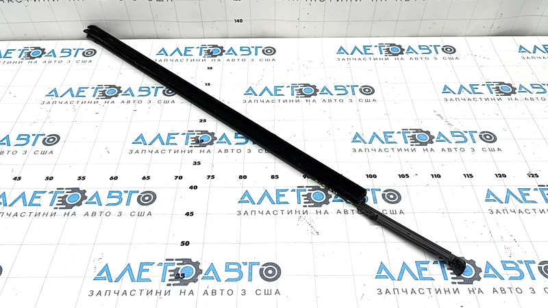 Inner glass seal for the front left door of a Kia Sorento 21-23 HEV, PHEV