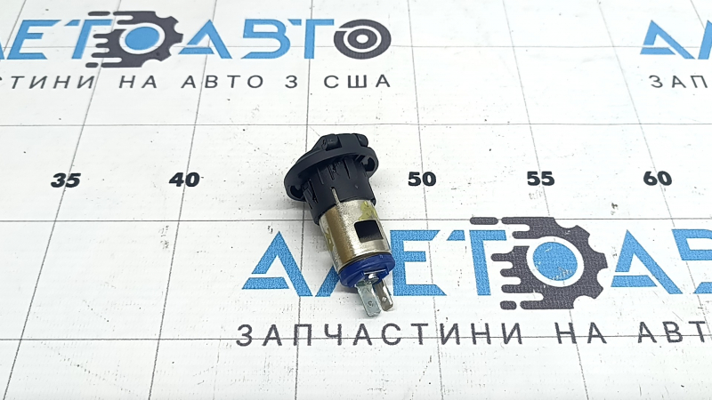 Cigarette lighter for the center console of the Kia Sorento 21-25