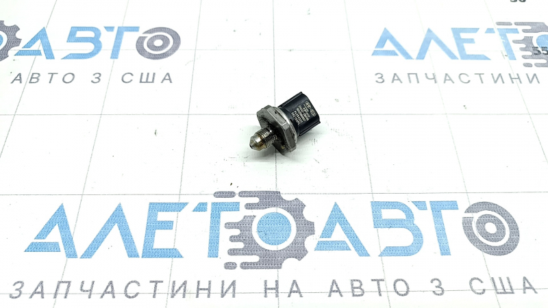 Kia Sorento 21-25 fuel pressure sensor on the rail