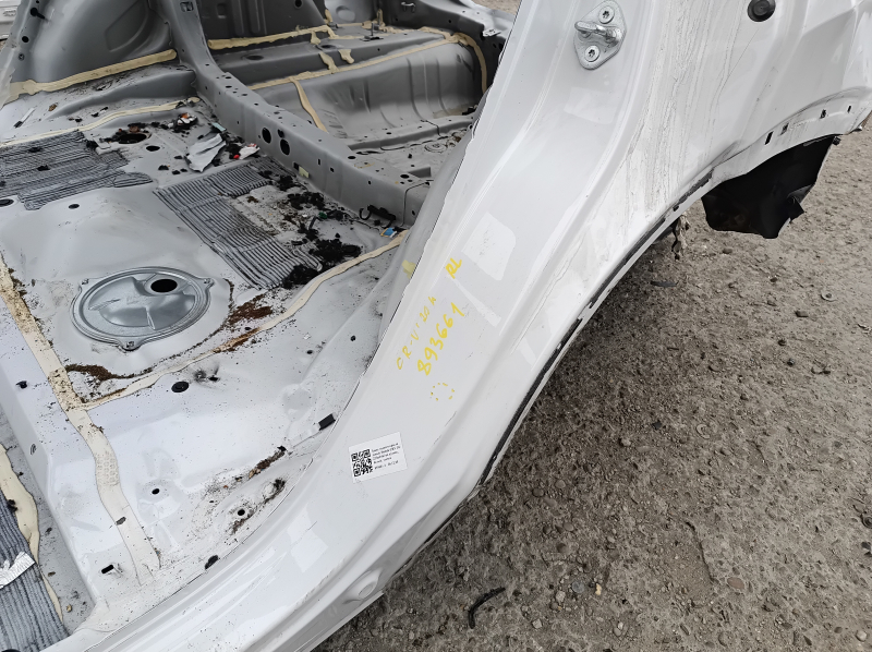 Left rear fender lip on a Honda CRV 20-22 hybrid, white, bumper