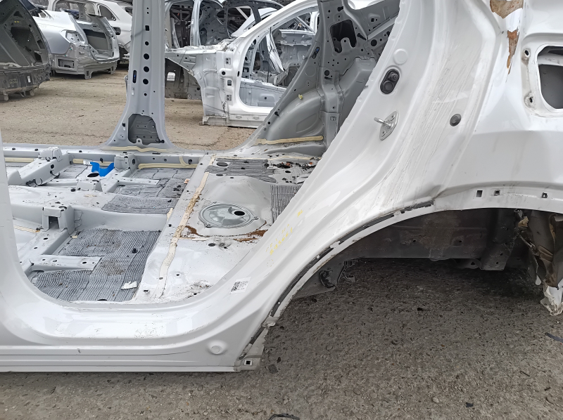 Left rear fender lip on a Honda CRV 20-22 hybrid, white, bumper