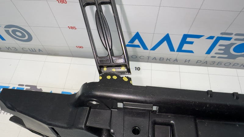 The Audi A5 F5 18-25 radiator grille mount is broken.