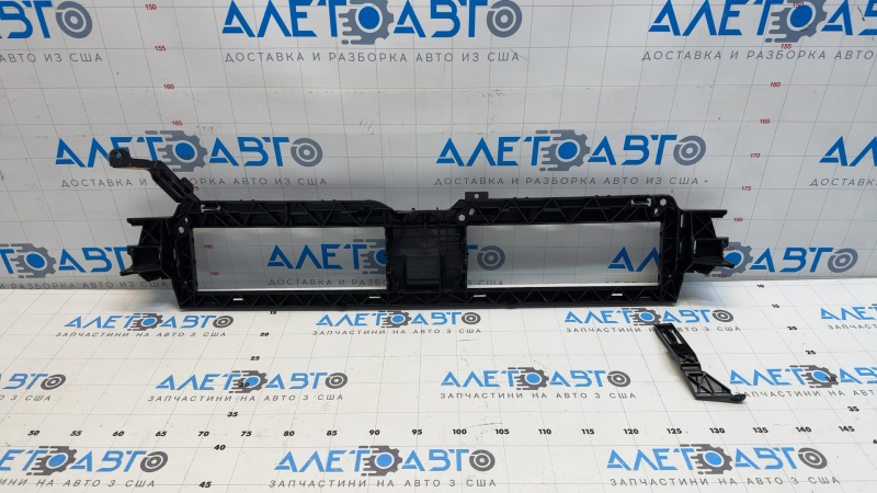 The Audi A5 F5 18-25 radiator grille mount is broken.