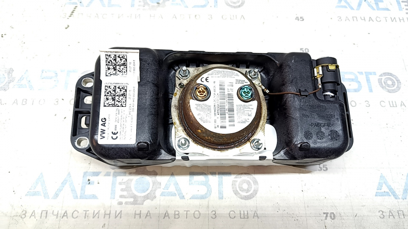 The Audi A6 C8 19-24 passenger airbag in the dashboard has a rusty piston.