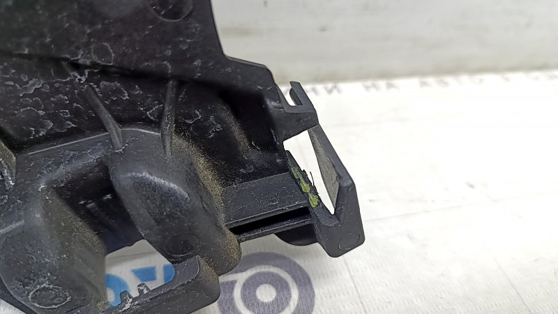 The right rear bumper mount on the wing of the Audi E-Tron 19-23 is broken.