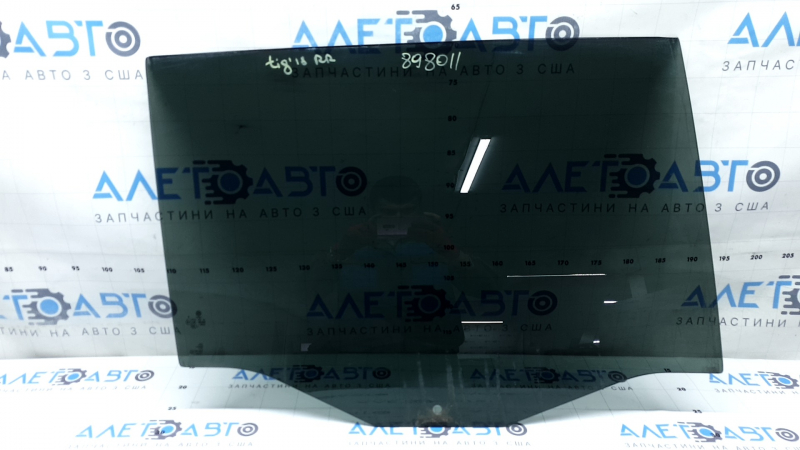 Rear right door glass of a VW Tiguan 18-24 tinted, scratches