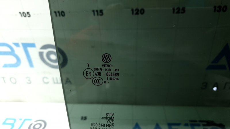 Rear right door glass of a VW Tiguan 18-24 tinted, scratches