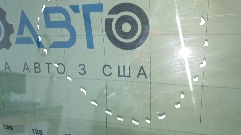 Rear right door glass of a VW Tiguan 18-24 tinted, scratches