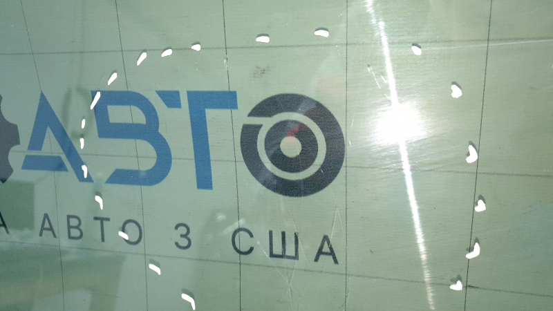 Rear right door glass of a VW Tiguan 18-24 tinted, scratches