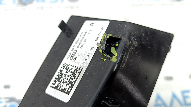 The right outer headlight cover for the Audi A5 F5 20-25 5D has a broken guide.