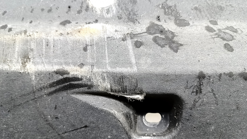 The left underbody protection of the Audi E-Tron 19-23 is dented.