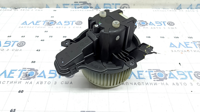 The heater fan motor on a Jeep Compass 22-26 has a broken mount.