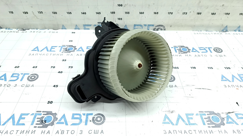 The heater fan motor on a Jeep Compass 22-26 has a broken mount.