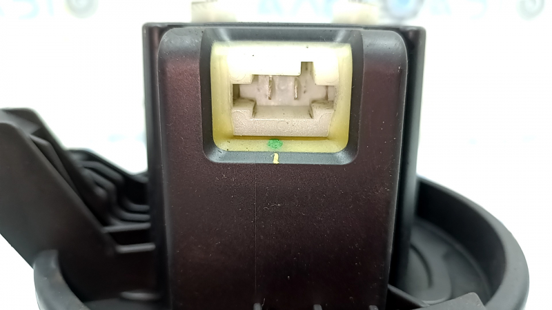 The heater fan motor on a Jeep Compass 22-26 has a broken mount.