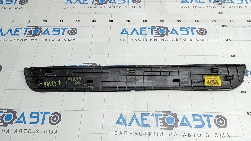 Black front outer right door sill trim for Hyundai Elantra AD 17-20, broken fasteners, scratches