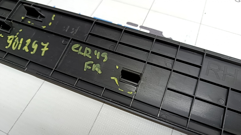 Black front outer right door sill trim for Hyundai Elantra AD 17-20, broken fasteners, scratches