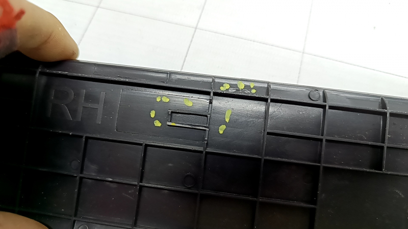 Black front outer right door sill trim for Hyundai Elantra AD 17-20, broken fasteners, scratches