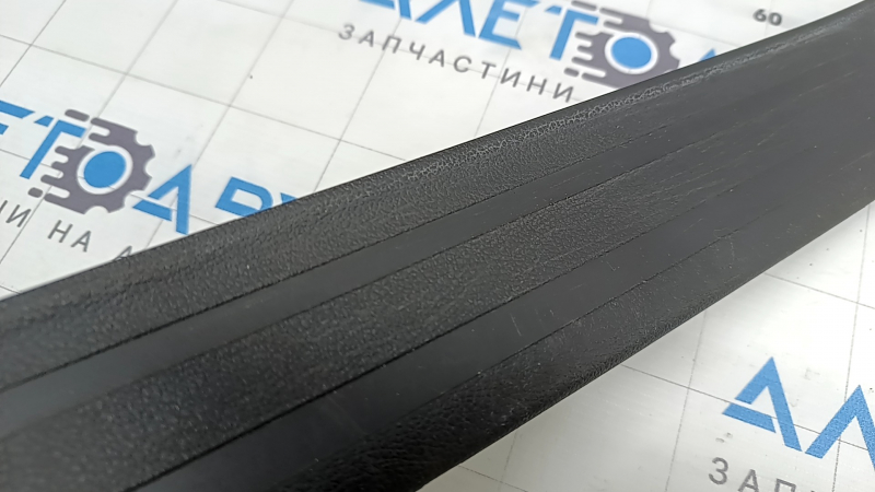 Black front outer right door sill trim for Hyundai Elantra AD 17-20, broken fasteners, scratches