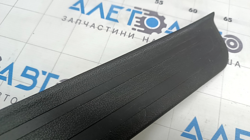 Black front outer right door sill trim for Hyundai Elantra AD 17-20, broken fasteners, scratches