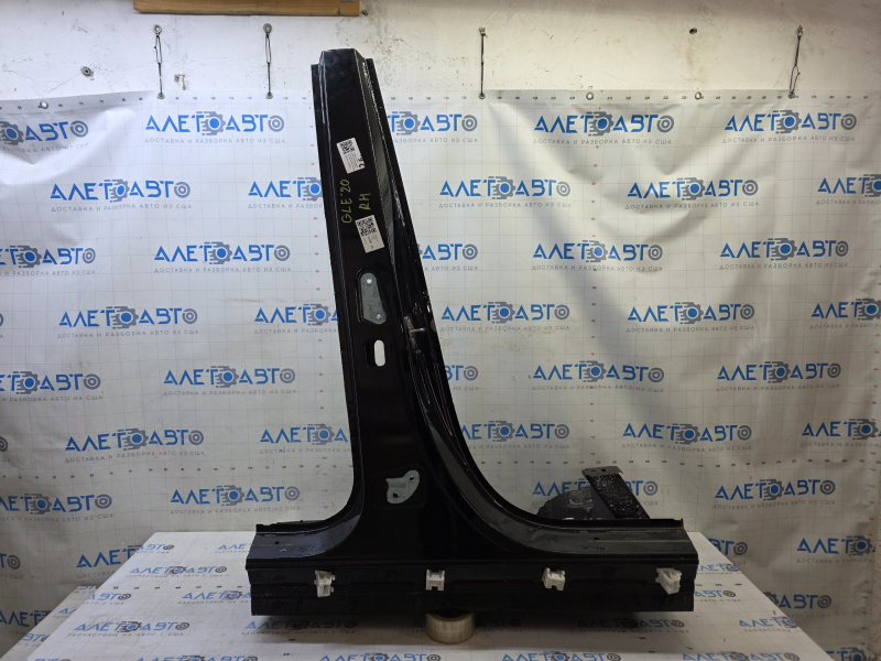 The central right body pillar of the Mercedes W167 GLE 350 450 20-26 was sawed off.